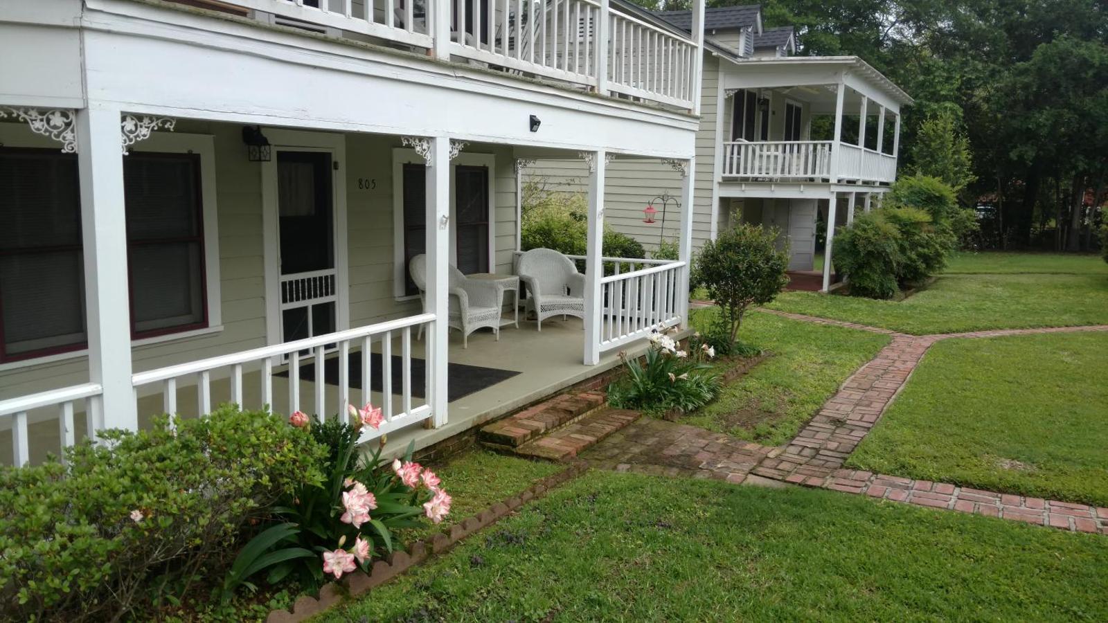 Historic 1920s Jefferson Cottage at Angell Manor! Main image 1