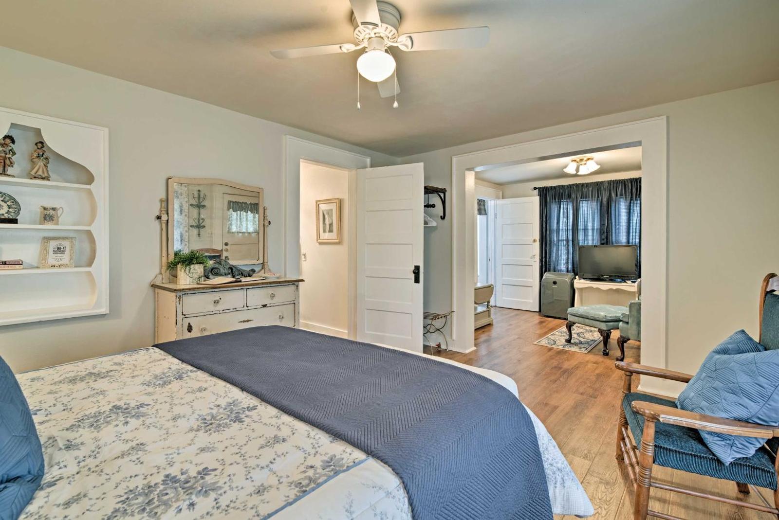 Historic 1920s Jefferson Cottage at Angell Manor! Main image 2
